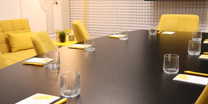Coworking Spaces - Brandenburg Süd - The Livingroom, einer unserer modernen Meetingräume, welcher auch für Konferenzen oder Tagungen genutzt werden kann. - MOA Work