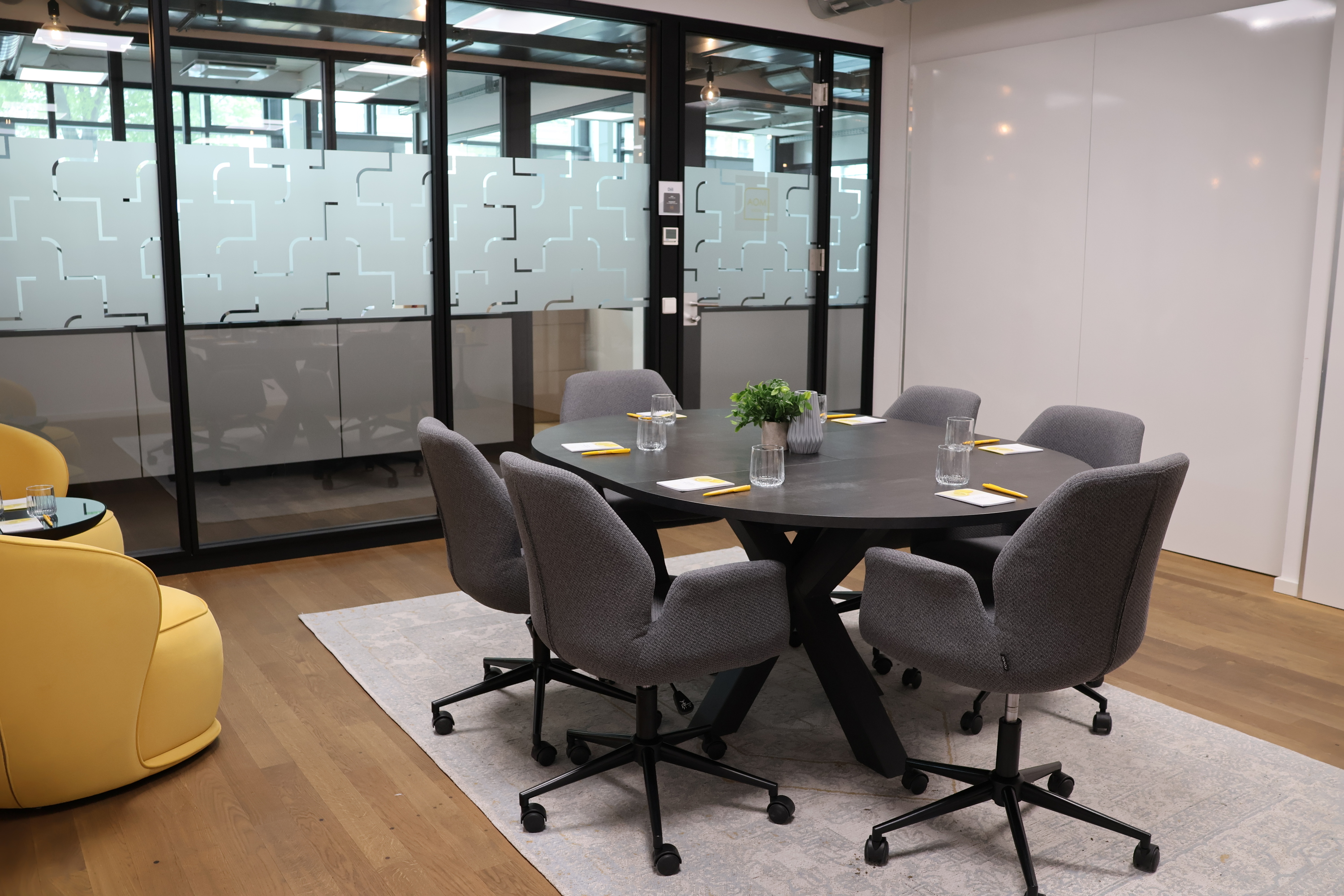 Coworking Space: The Loungeroom, einer unserer modernen Meetingräume, welcher auch für Konferenzen oder Tagungen genutzt werden kann. - MOA Work