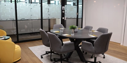 Coworking Spaces - Brandenburg Süd - The Loungeroom, einer unserer modernen Meetingräume, welcher auch für Konferenzen oder Tagungen genutzt werden kann. - MOA Work