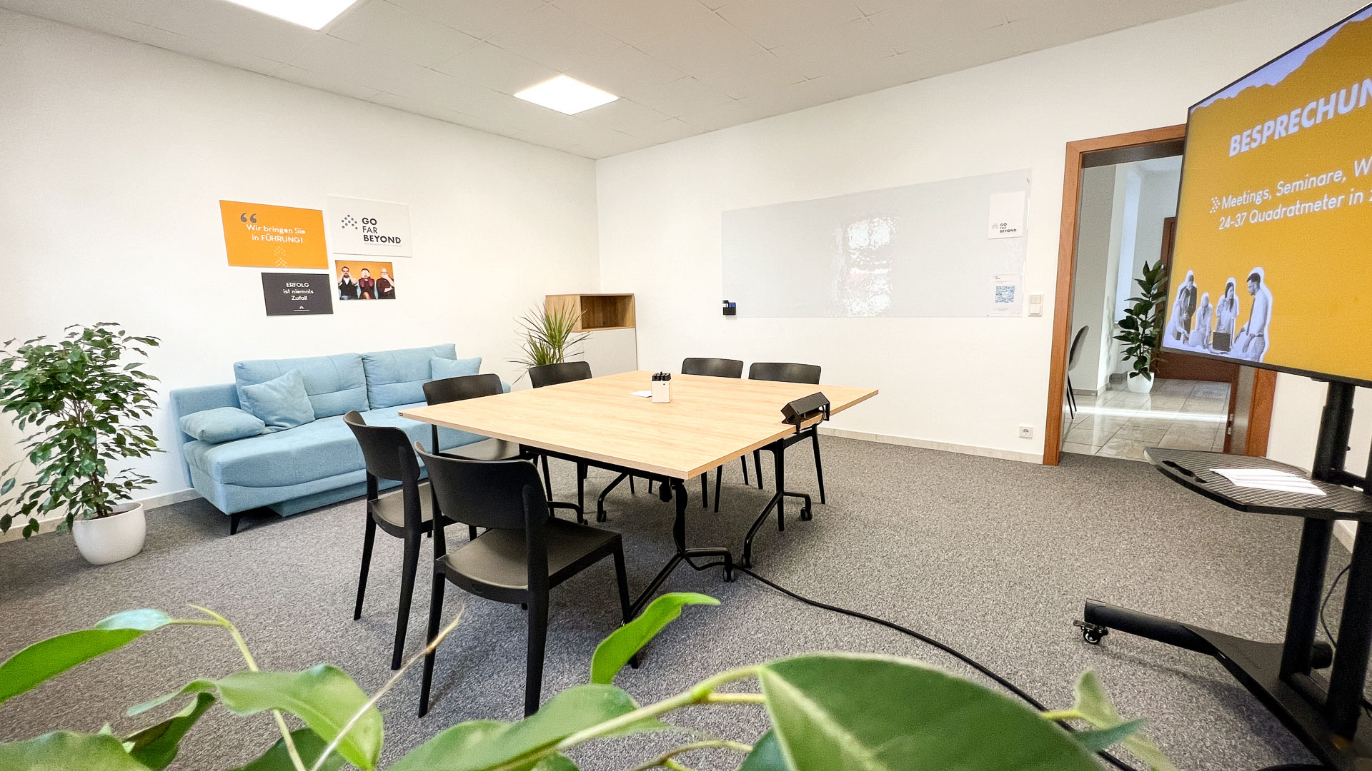 Coworking Spaces - Österreich - Unser Besprechungsraum »GESTALTUNG« hat neben Whiteboard, Screen und Flipchart zusätzlich eine gemütliche Couch. Diese eignet sich hervorragend, um auch einmal die Perspektive zu wechseln. - gofarbeyond – CoWorking & Besprechungsräume