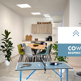 Coworking Space: Unser gemütlicher Gemeinschaftsbereich bietet alles, was es für eine Pause braucht – inklusive netter Kollegen ;-) - gofarbeyond – CoWorking & Besprechungsräume