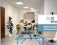 Coworking Space: Unser gemütlicher Gemeinschaftsbereich bietet alles, was es für eine Pause braucht – inklusive netter Kollegen ;-) - gofarbeyond – CoWorking & Besprechungsräume