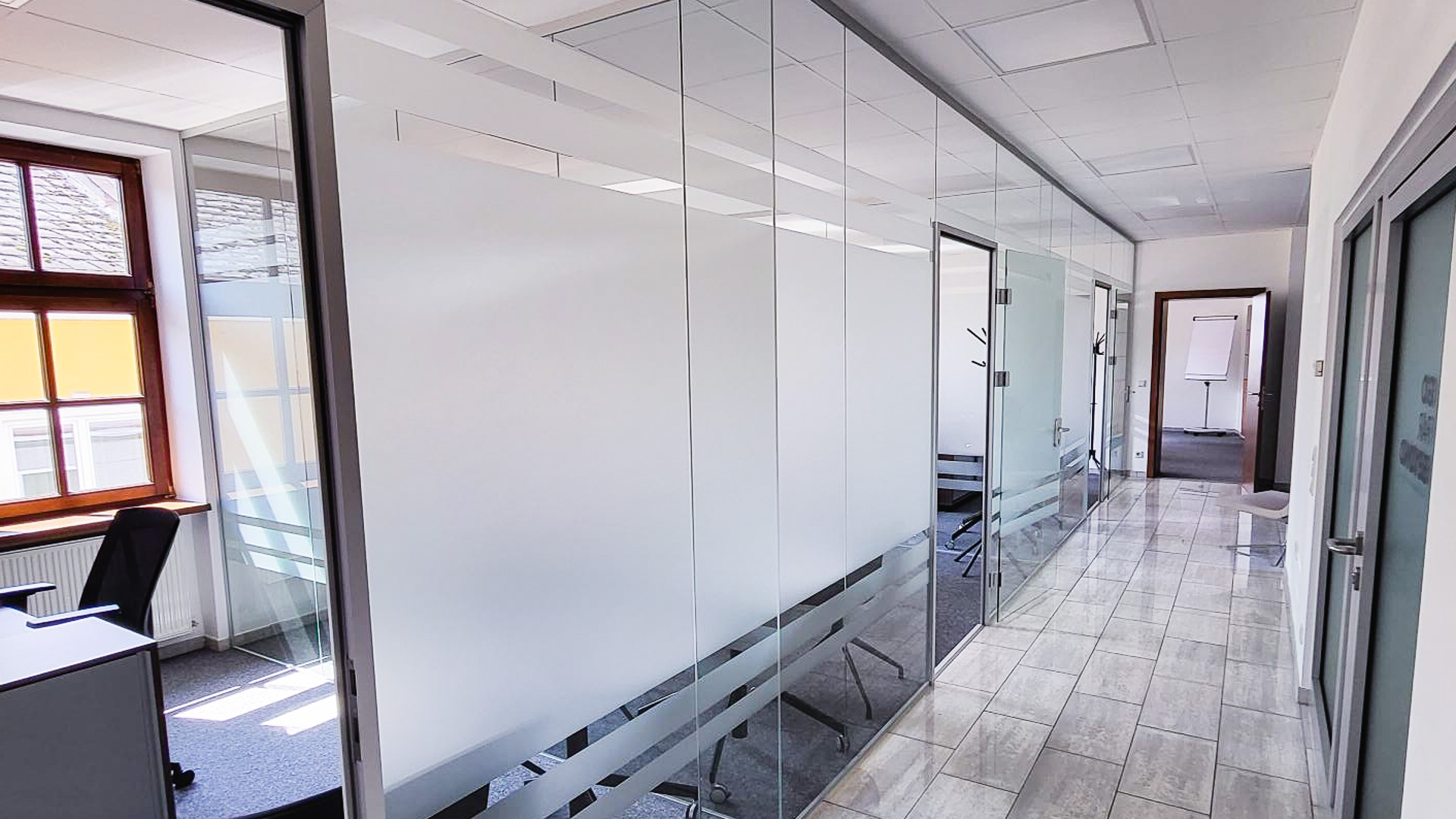 Coworking Spaces - Österreich - Unser Büro bietet 3 Kojen mit jeweils 2 Arbeitsplätzen, die auf Monatsbasis gemietet werden können. Die Mieter dürfen die Infrastruktur inkl. der Besprechungsräume mitnutzen. - gofarbeyond – CoWorking & Besprechungsräume