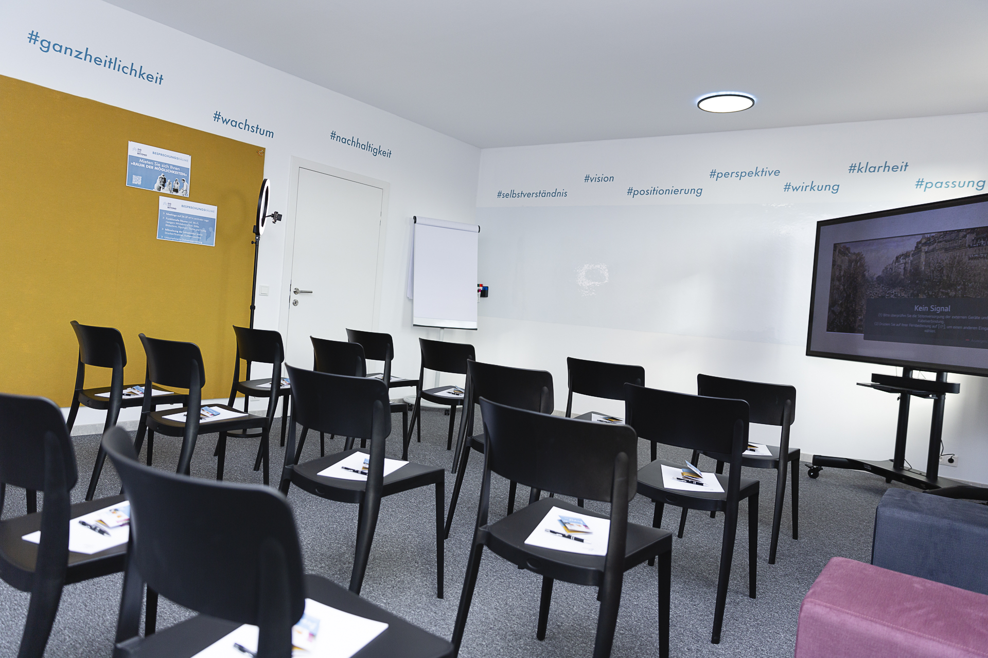 Coworking Space: Unser größter Besprechungsraum »KREATIVITÄT« kann auch mit Kinobestuhlung für Seminare und Workshops gebucht werden.  - gofarbeyond – CoWorking & Besprechungsräume