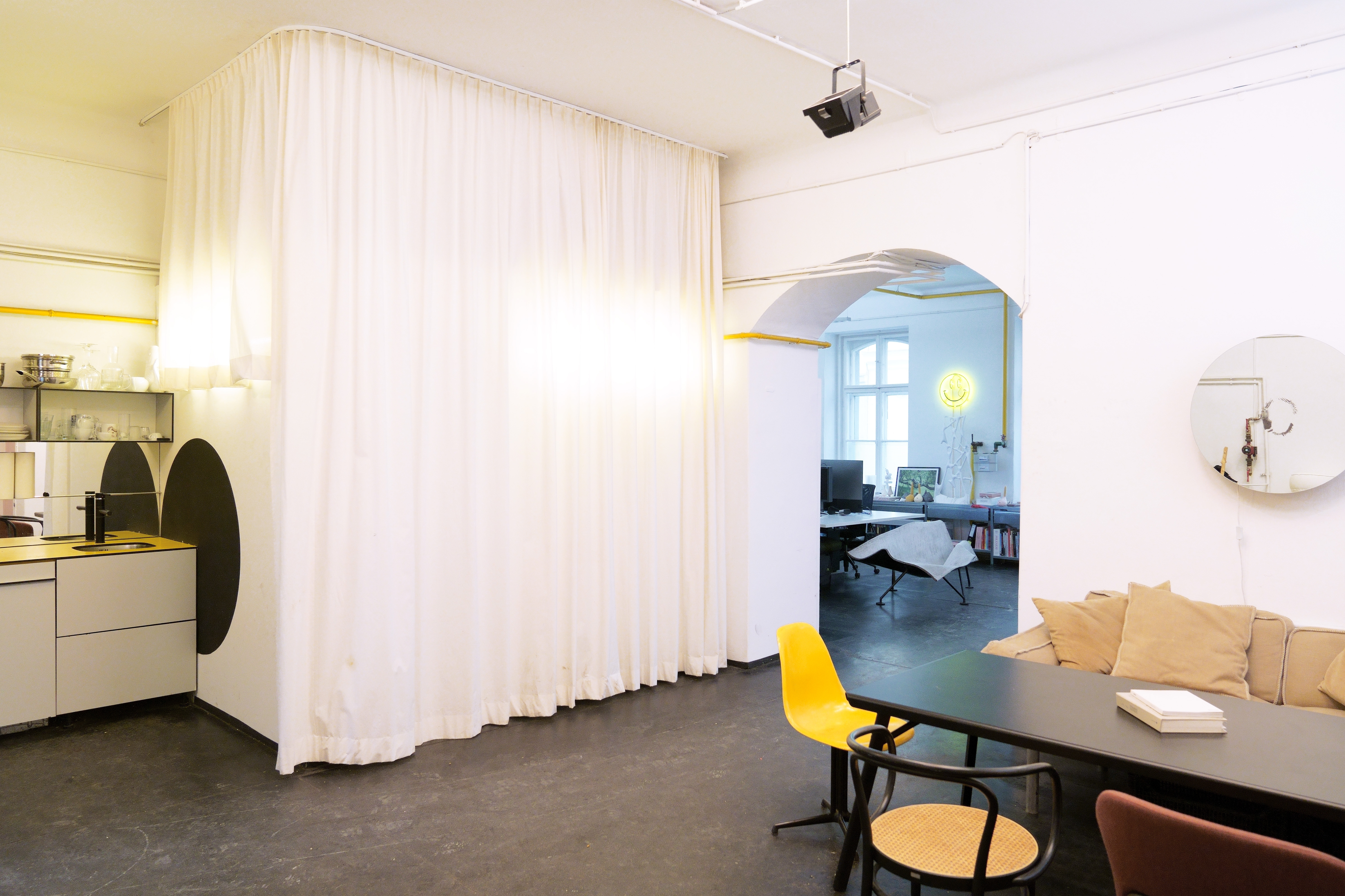 Coworking Spaces - Wien-Stadt Leopoldstadt - Küche, Ess- & Besprechungstisch, WC und Bad - MADAME 1020