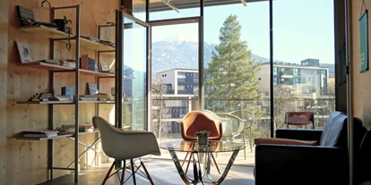 Coworking Spaces - Zugang 24/7 - Österreich - Bücherei mit Sitzecke und Blick auf die Alpen - Impact Hub Tirol