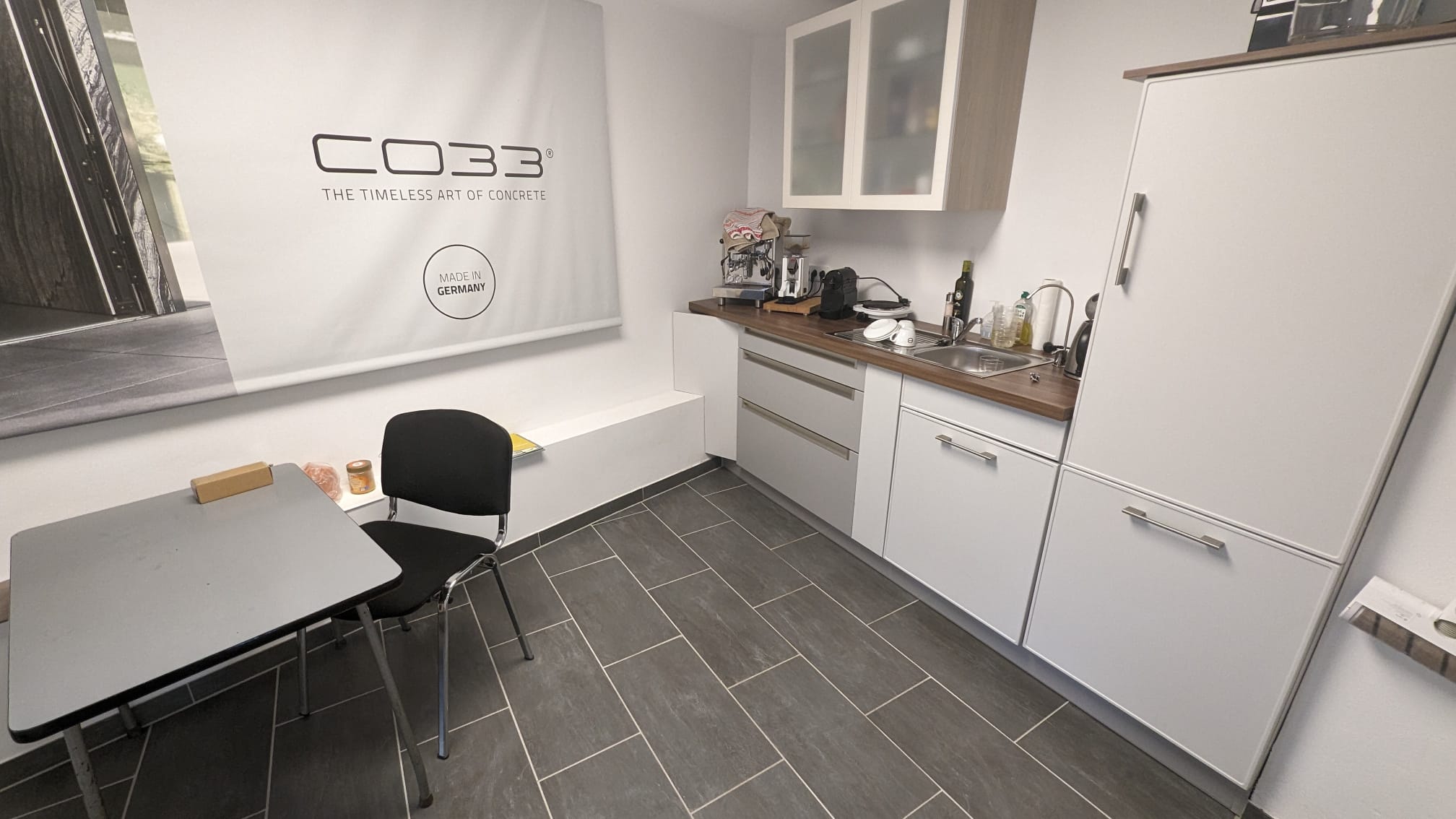 Coworking Space: Küche mit Kühlschrank, Kaffeemaschinen, Herdplatte - CO Working Space