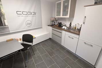 Coworking Space: Küche mit Kühlschrank, Kaffeemaschinen, Herdplatte - CO Working Space