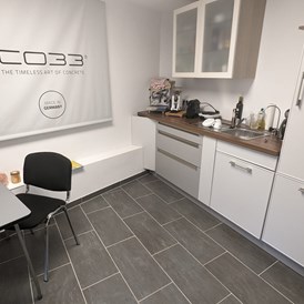 Coworking Space: Küche mit Kühlschrank, Kaffeemaschinen, Herdplatte - CO Working Space
