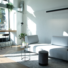 Coworking Space: Eingangsbereich, Sofa und Theke - Atelierluv