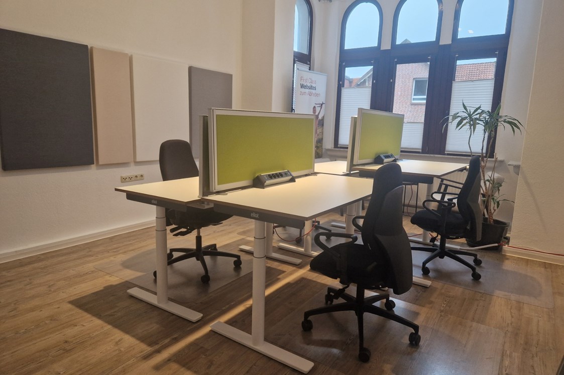 Coworking Space: Coworking Fläche mit 4 höhenverstellbaren Schreibtischen - Coworking Varel