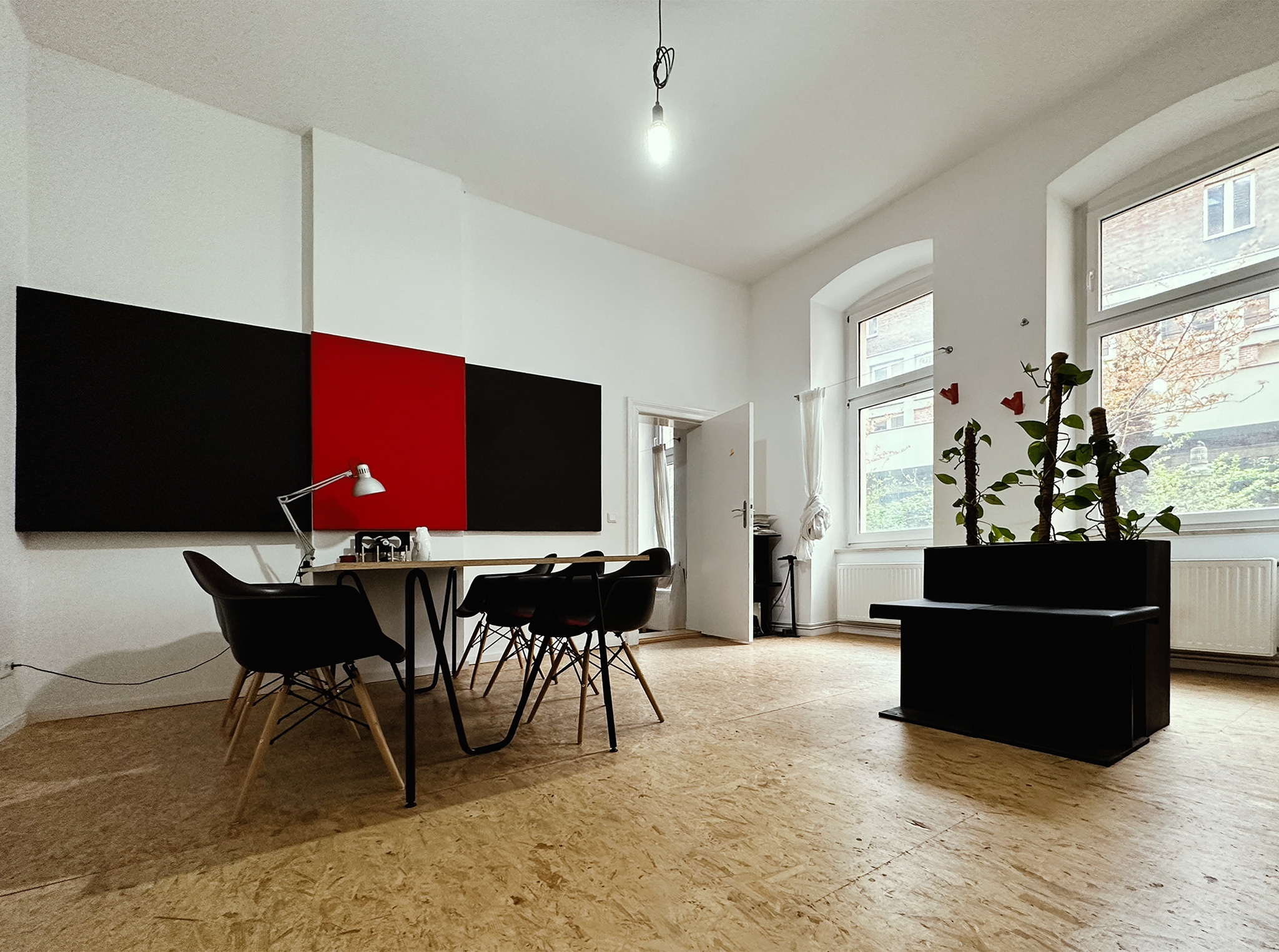 Coworking Spaces - Berlin - Konferenzraum mit Blick in den Garten - Atelier Lesotre