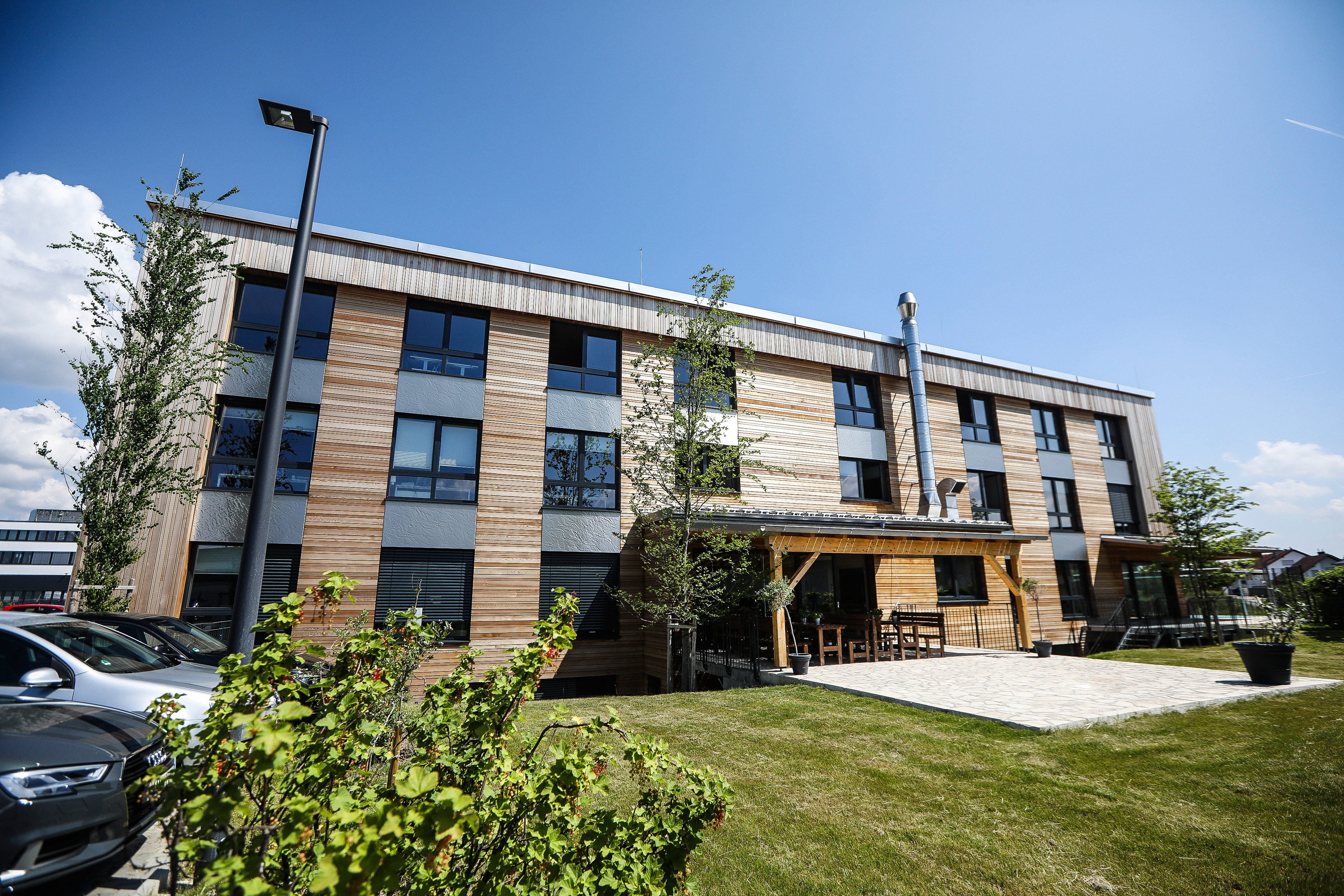 Coworking spaces - Bavaria - New Work Hub mit Terrasse und Gastro - ToBe work&care