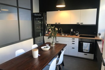 Coworking Space: Küche und Besprechungsraum - OfficeLoft