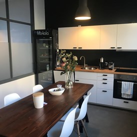 Coworking Space: Küche und Besprechungsraum - OfficeLoft