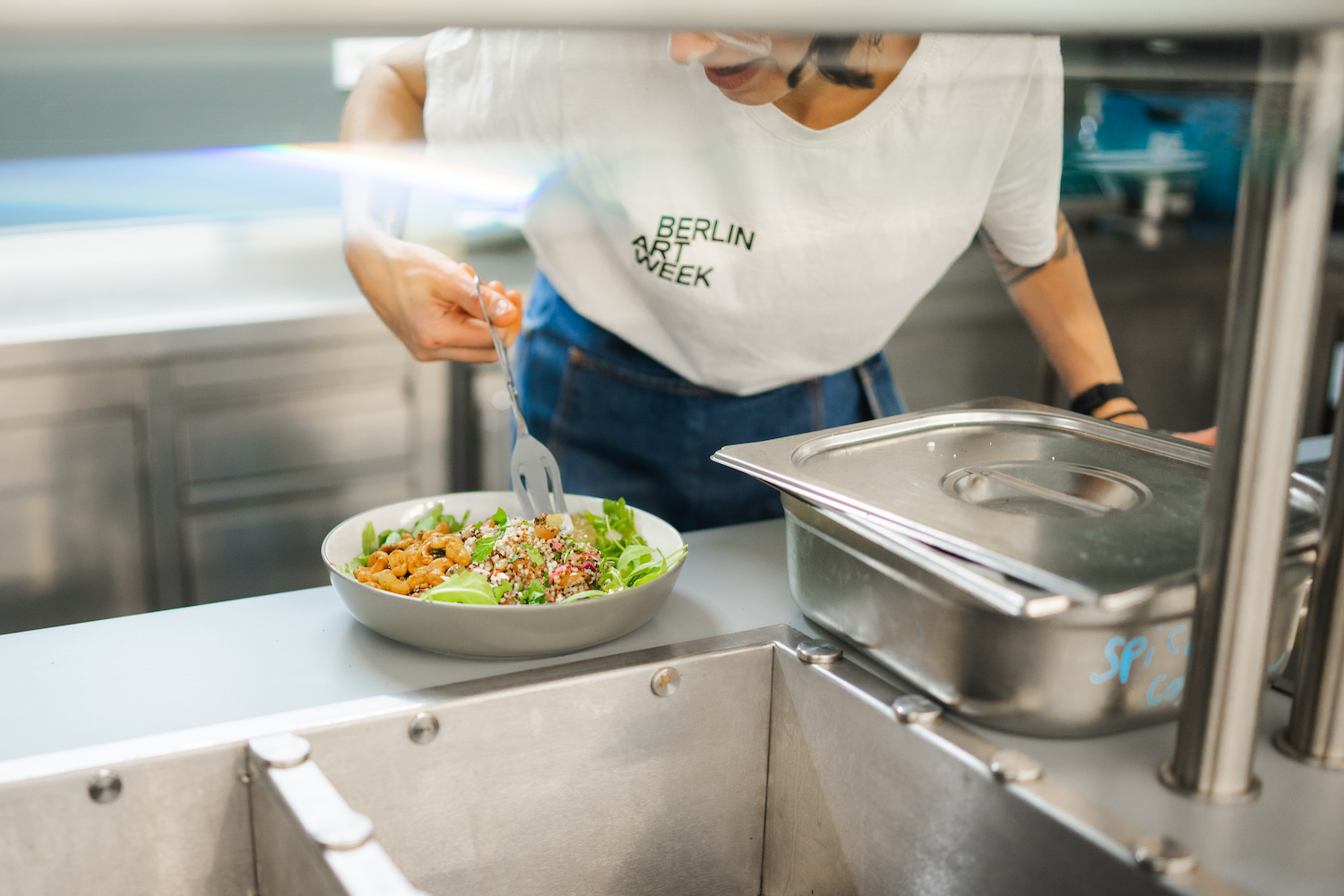 Coworking Space: lecker Mittagessen in unserer Cafeteria Dînette - bUm (betterplace Umspannwerk)
