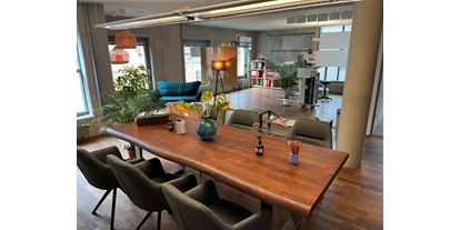 Coworking spaces - Typ: Shared Office - Bavaria - Meetingraum mit Büro #1 im Hintergrund - Circle4XR Co-Working Bad Aibling