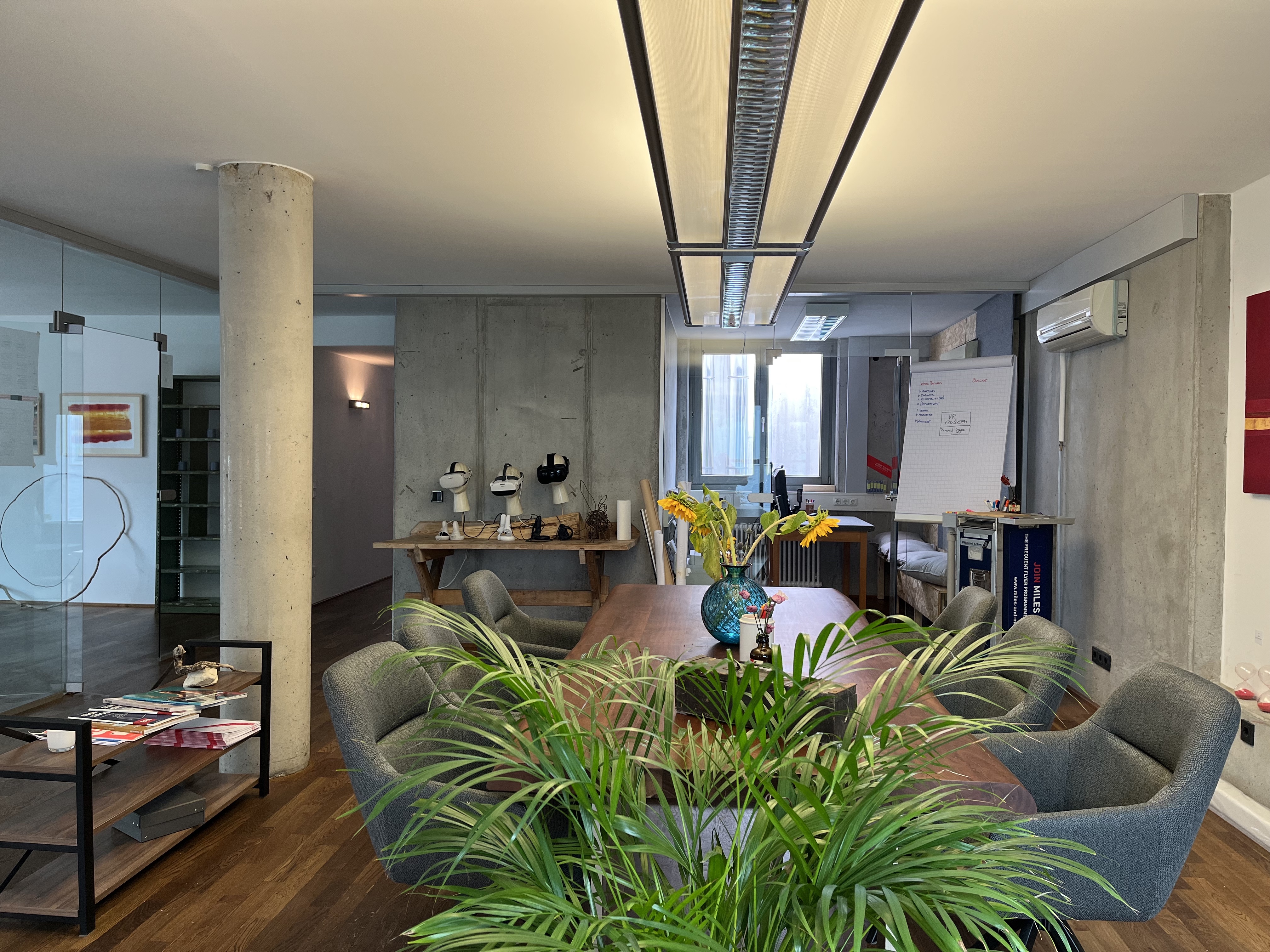 Coworking Spaces - Oberbayern - Besprechungsraum und im Hintergrund der Videokonferenz- und PodCast Raum - Circle4XR Co-Working Bad Aibling