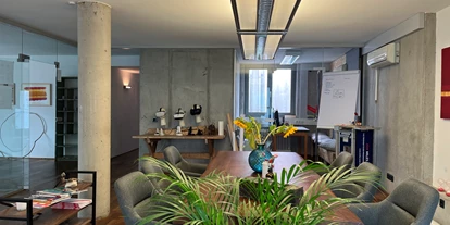 Coworking spaces - Typ: Shared Office - Bavaria - Besprechungsraum und im Hintergrund der Videokonferenz- und PodCast Raum - Circle4XR Co-Working Bad Aibling
