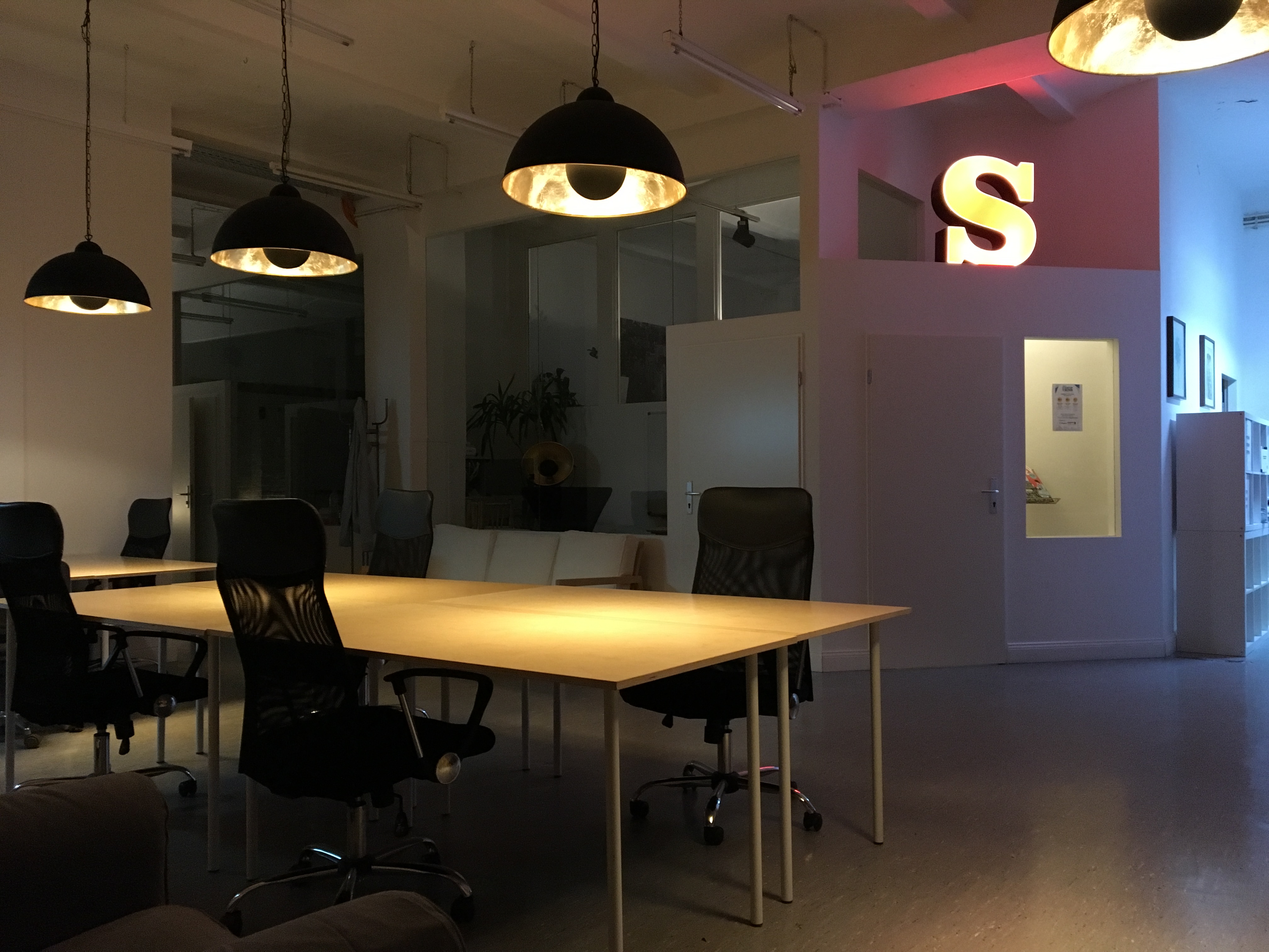 Coworking Spaces - open space | flex desks - skalitzer33 rent-a-desk 