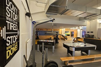 Coworking Space: Gravity Gym: Boxing, Table Tennis, Air Hockey, Kicker, Weights, Ring Gymnastics, Trampoline, Slackline....... - The Drivery GmbH