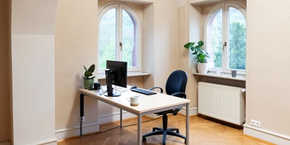 Coworking Spaces - Stuttgart / Kurpfalz / Odenwald ... - Coworkingplatz, ausgestattet mit Monitor, Tastatur, Maus und Docking Station - FREIRÄUME Neckargemünd-Villa Menzer