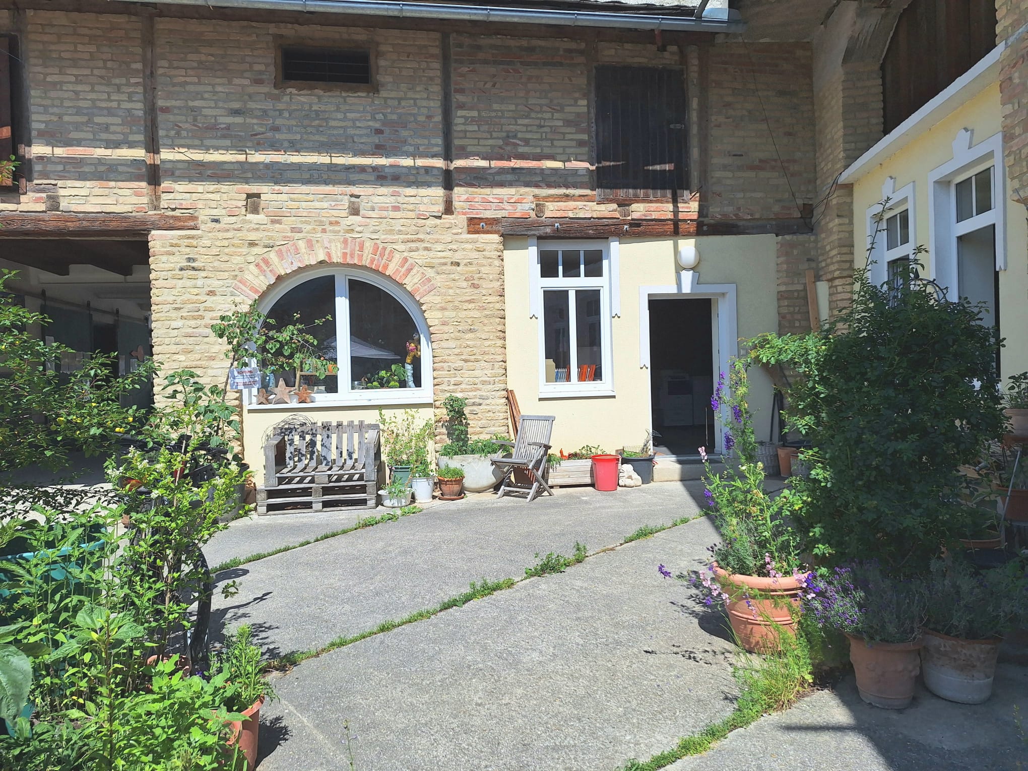 Coworking Spaces - Österreich - Eingang zum Büro - Dorfplatz St. Andrä-Wördern - ein Ort der Möglichkeiten und des Miteinanders