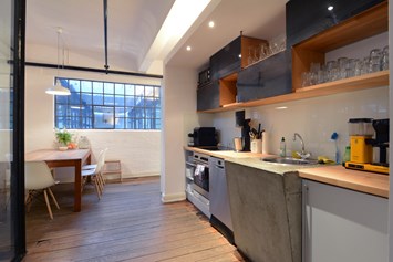 Coworking Space: Die Küche mit kompletter Ausstattung und Esstisch. Kaffee und Tee ist inklusive für dich. - X-O Coworking