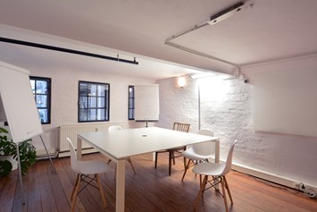 Coworking Space: Gemeinschaftlich nutzbarer Meetingraum mit Ausstattung - X-O Coworking