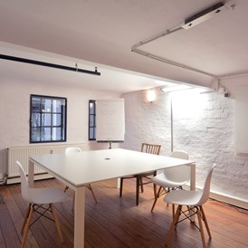 Coworking Space: Gemeinschaftlich nutzbarer Meetingraum mit Ausstattung - X-O Coworking