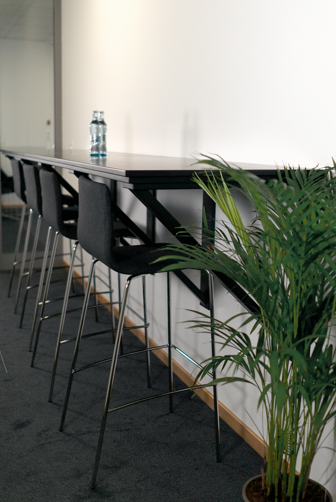 Coworking Space: Unsere Arbeitsplätze, die flexibel im Sitzen und Stehen benutzt werden können. - Coworking Regensburg