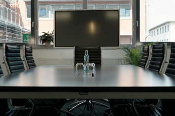 Coworking Space: Hier sieht man unseren Konferenzraum, der mit einem interaktiven Whiteboard ausgestattet ist.
Dieses kann flexibel für Besprechungen oder ähnliche Zusammenkünfte gebucht werden. - Coworking Regensburg