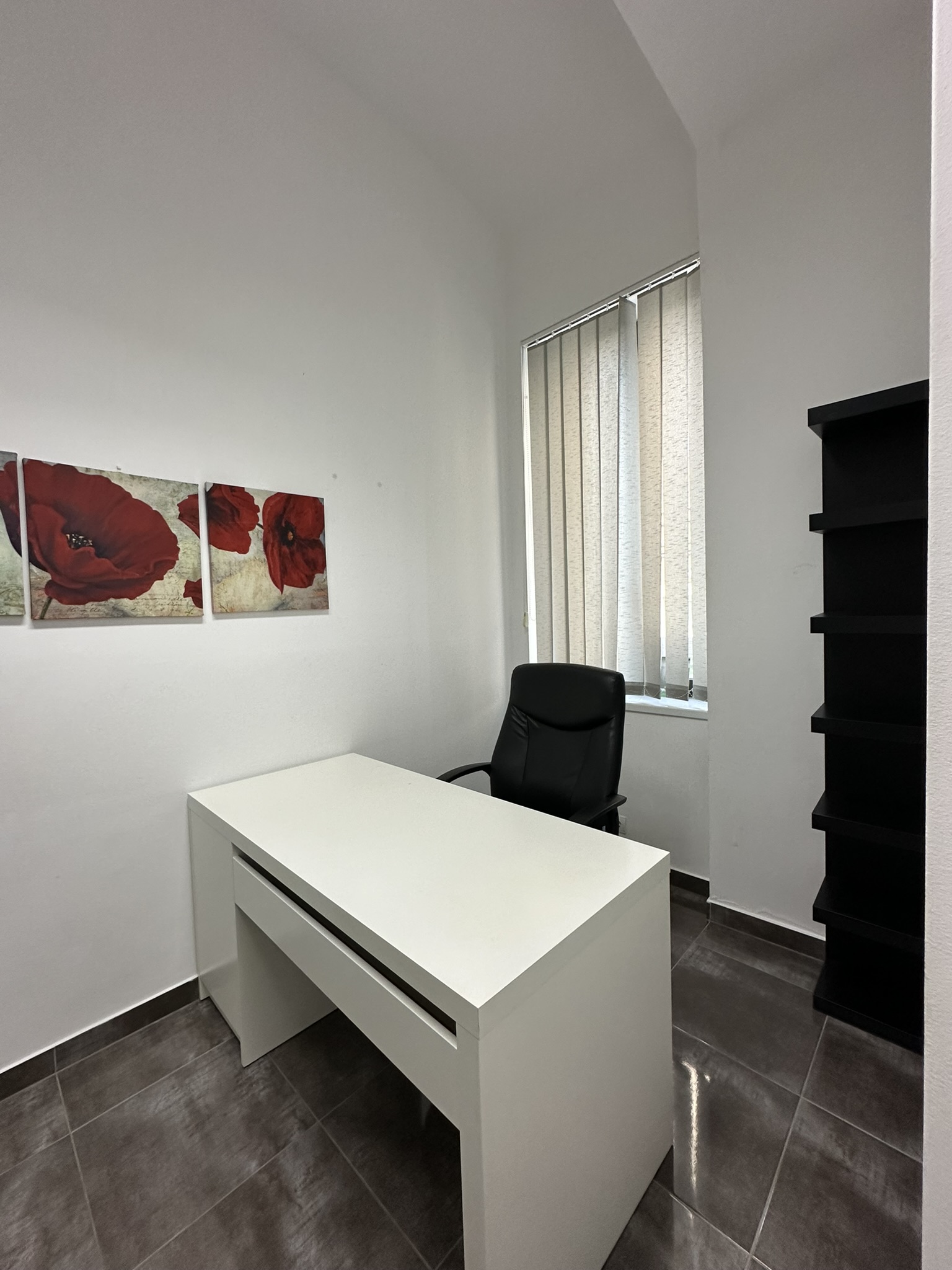 Coworking Spaces - Österreich - Unsere Büros sind in unterschiedlichen Größen und Grundrissen gestaltet. Alle verfügen über eine Ausstattung mit Schreibtisch und Bürosessel. Einige sind ebenfalls mit Regalflächen und weiteren Sitzgelegenheiten ausgestattet, die wir gerne nach Ihren Wünschen flexibel zur Verfügung stellen. - Ankerbrotfabrik Offices