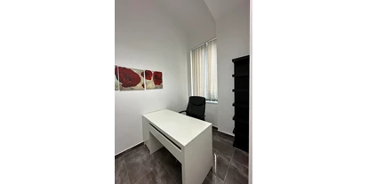 Coworking Spaces - Zugang 24/7 - Österreich - Unsere Büros sind in unterschiedlichen Größen und Grundrissen gestaltet. Alle verfügen über eine Ausstattung mit Schreibtisch und Bürosessel. Einige sind ebenfalls mit Regalflächen und weiteren Sitzgelegenheiten ausgestattet, die wir gerne nach Ihren Wünschen flexibel zur Verfügung stellen. - Ankerbrotfabrik Offices