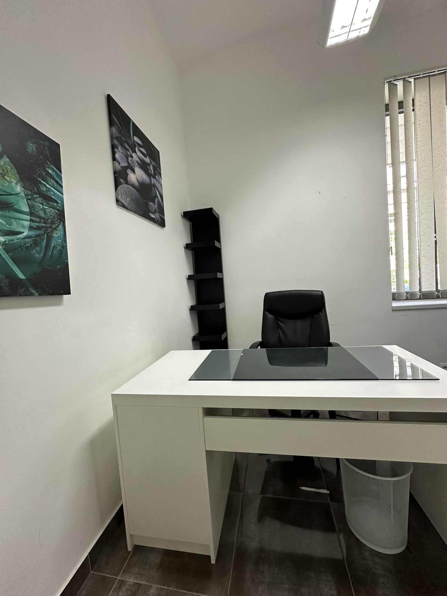 Coworking Spaces - Österreich - Ihr zukünftiges Büro hat eine verschließbare Eingangstüre - Sie haben rund um die Uhr Zutritt zum Gebäude. Jedes Büro verfügt über ein Fenster mit Abschattung - Ankerbrotfabrik Offices