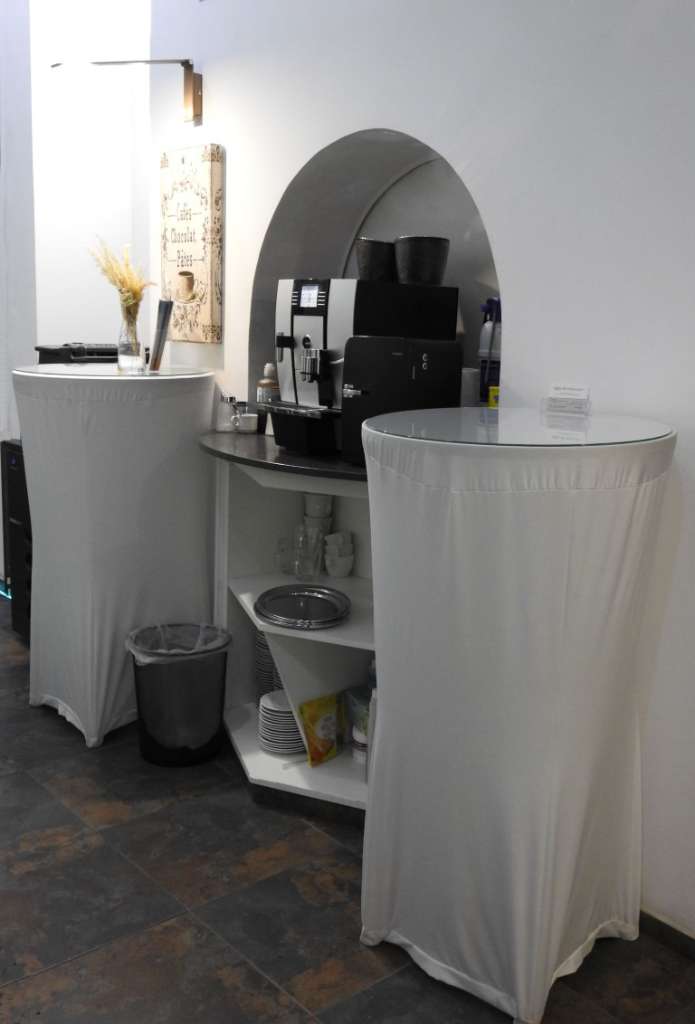 Coworking Spaces - Österreich - Kaffeemaschine mit Milch, Kaffee, Zucker, Tee - Ankerbrotfabrik Offices