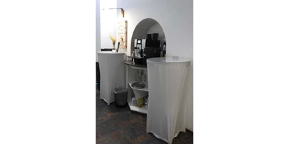 Coworking Spaces - Zugang 24/7 - Österreich - Kaffeemaschine mit Milch, Kaffee, Zucker, Tee - Ankerbrotfabrik Offices