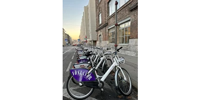 Coworking Spaces - Zugang 24/7 - Österreich - Mobilität: Direkt an der Straße steht eine Station des Wien.Mobil Fahrradverleihs zur Verfügung, an der gegenüberliegenden Straßenseite ist ein Typ-2 Ladestecker von Tanke.Wien. Die nächste Straßenbahnhaltestelle ist 200 m entfernt, die U-Bahn "Reumannplatz" 10 Min. zu Fuß - Ankerbrotfabrik Offices