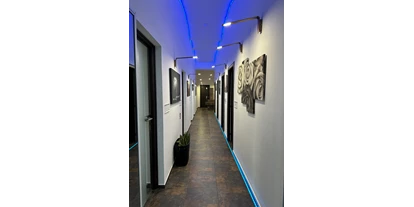 Coworking Spaces - Zugang 24/7 - Österreich - Über den gemeinsamen Flur gelangen Sie zur Küche, den Sanitärräumen, den Besprechungstischen und der Kaffee-Bar. - Ankerbrotfabrik Offices