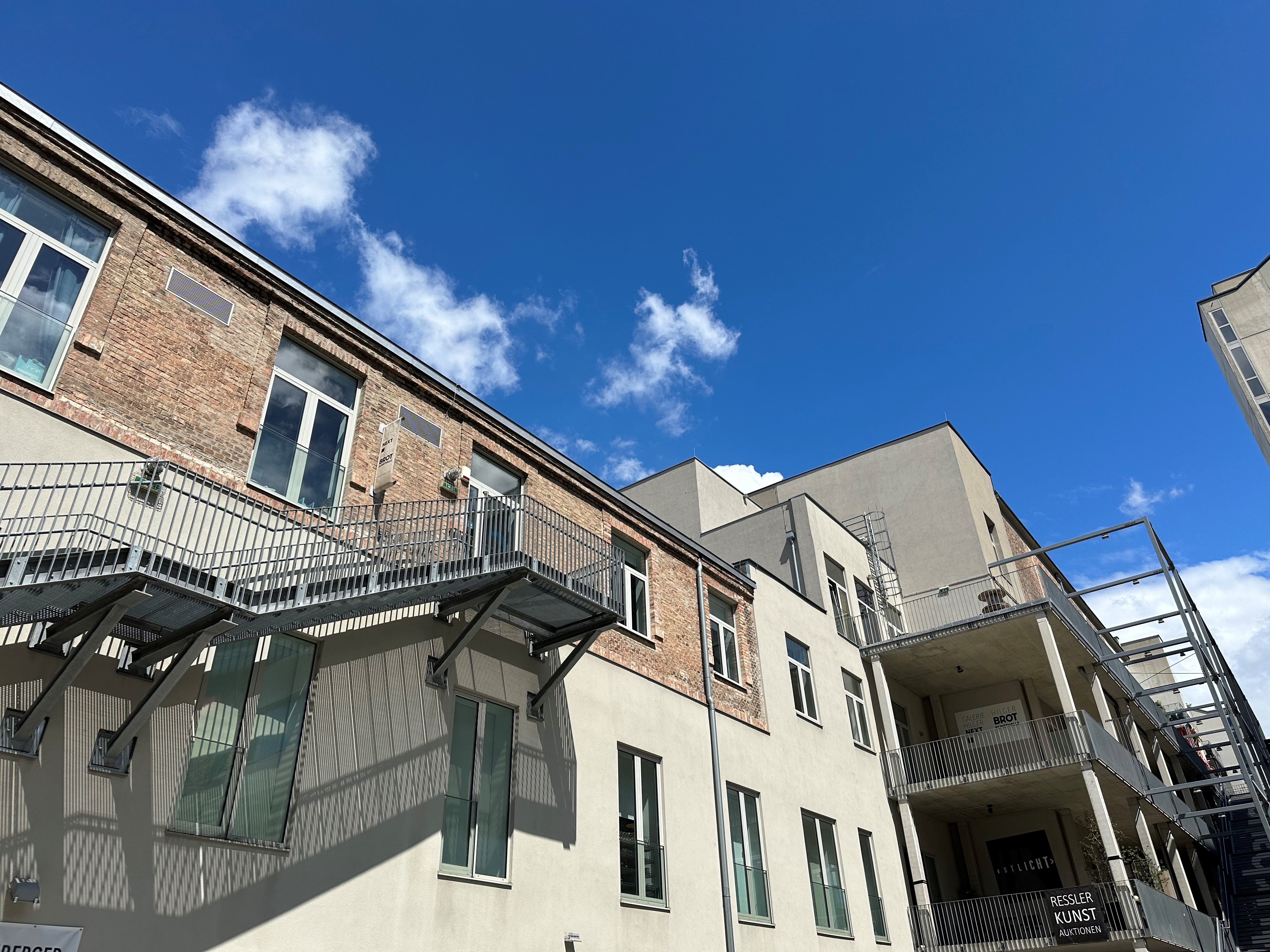 Coworking Space: Das Gelände der Ankerbrotfabrik ist ein entspanntes und repräsentatives Umfeld für Ihr Business. Geschäftslokale, Gastronomie und Galerien sind hier angesiedelt. - Ankerbrotfabrik Offices