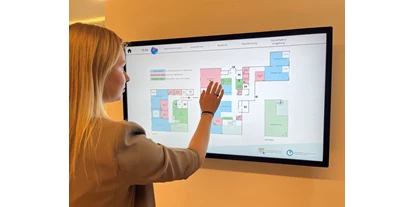 Coworking Spaces - Zugang 24/7 - Salzburg-Stadt (Salzburg) - Auf unserem digitalen Touchscreen kannst du dich und dein Unternehmen an prominenter Stelle präsentieren - bluebird.space