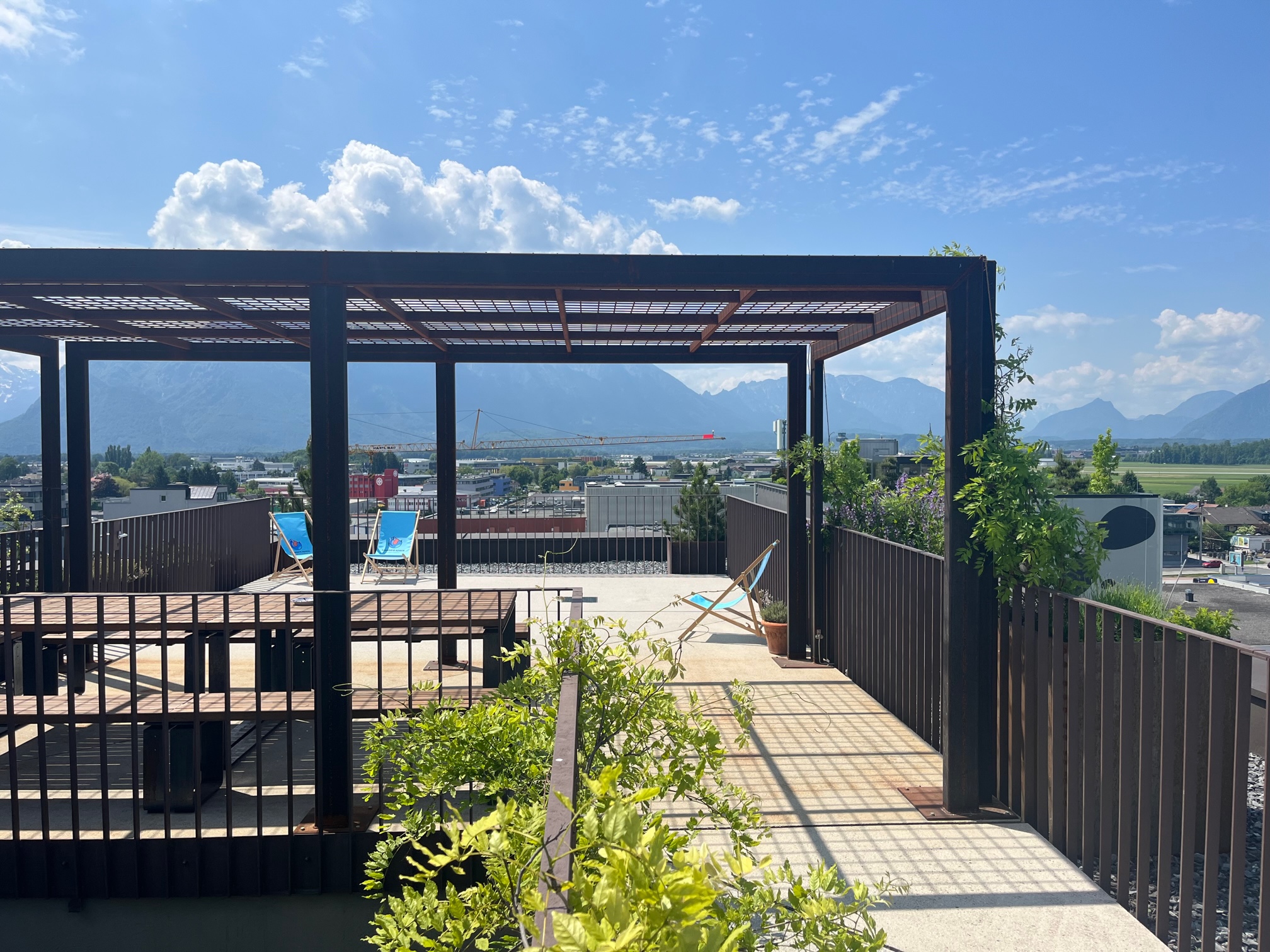 Coworking Space: Die Dachterrasse ist der Lieblingsort von vielen. WLAN ermöglicht es dir, auch hier zu arbeiten - bluebird.space