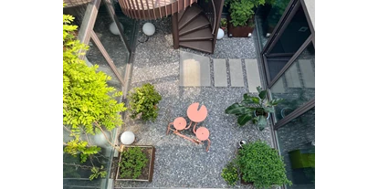 Coworking Spaces - Zugang 24/7 - Salzburg-Stadt (Salzburg) - Unser Atrium: Erholungsraum oder Outdoor Office - die Geschmäcker sind verschieden. Auf alle Fälle aber der Lieblingsort von einigen CoworkerInnen...    - bluebird.space