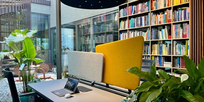 Coworking Spaces - Zugang 24/7 - Salzburg-Stadt (Salzburg) - Fix Desk mit Rollcontainer und Platz für dein eigenes Equipment.  - bluebird.space
