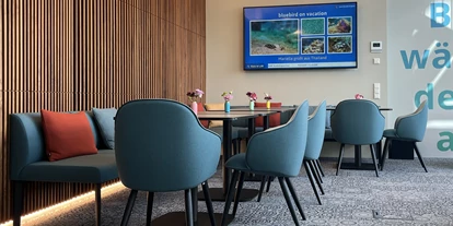 Coworking Spaces - Zugang 24/7 - Salzburg-Stadt (Salzburg) - Unser WorkCafé ist das Herz des Space. Hier kannst du arbeiten, Kaffee trinken und dich mit anderen Residents austauschen. - bluebird.space