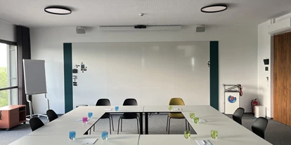 Coworking Spaces - Zugang 24/7 - Salzburg-Stadt (Salzburg) - Unser Event Room bietet was das Setting betrifft viele Möglichkeiten: Sitzkreis, Kinobestuhlung, U-Form... der perfekte Ort für deinen Workshop oder dein Training und für unsere Events  - bluebird.space