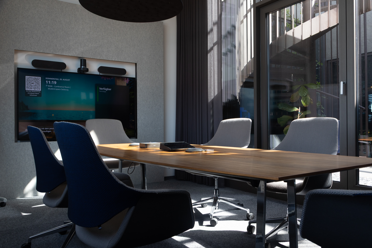 Coworking Space: Unser Conference Room eignet sich besonders für formelle Meetings, Interviews und Abschlüsse. - bluebird.space