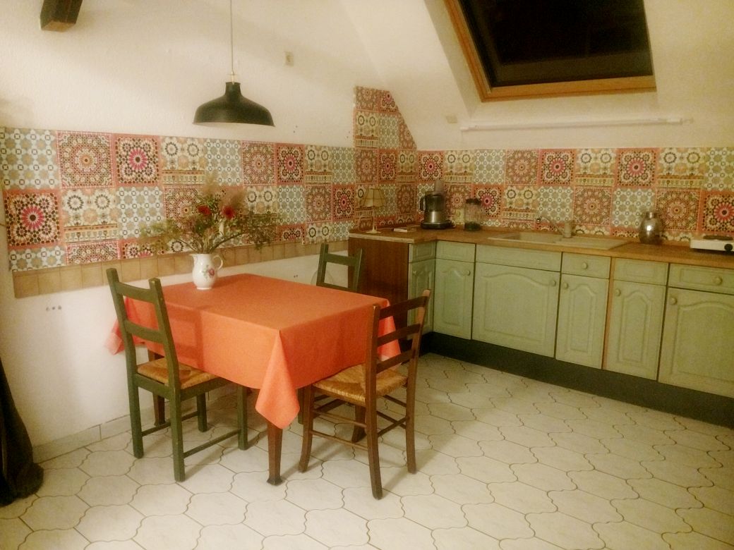 Coworking Space: Weiterer Arbeitsbereich mit Küchenecke und zwei Betten vis-à-vis - Ponderosa