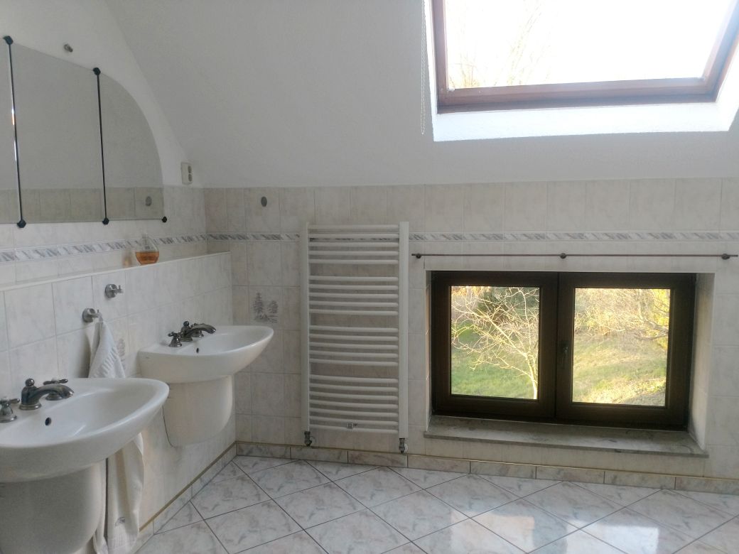 Coworking Space: Großzügiges Badezimmer mit zwei Waschbecken, Dusche und Badewanne - Ponderosa