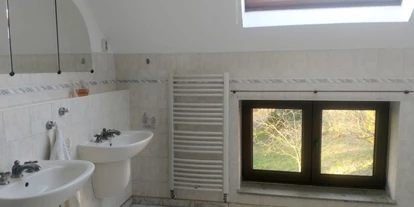 Coworking Spaces - Brandenburg Süd - Großzügiges Badezimmer mit zwei Waschbecken, Dusche und Badewanne - Ponderosa